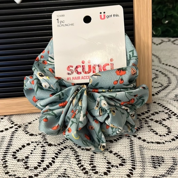 Scunci Floral Hair Scrunchi - Picture 2 of 3